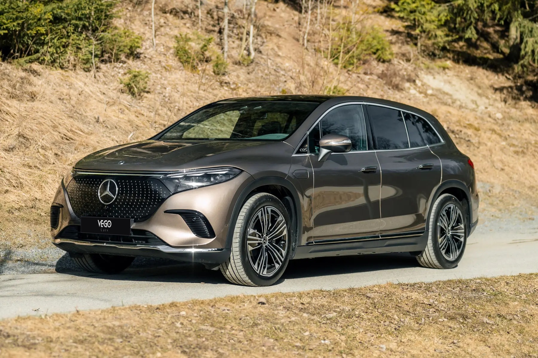Brun Mercedes-Benz EQS SUV med VEGO-nummerplade